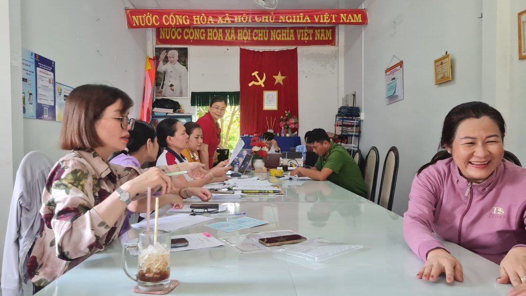 Chính quyền và người dân không còn khoảng cách khi làm thủ tục giấy tờ. Ảnh: Nhật Hồ.