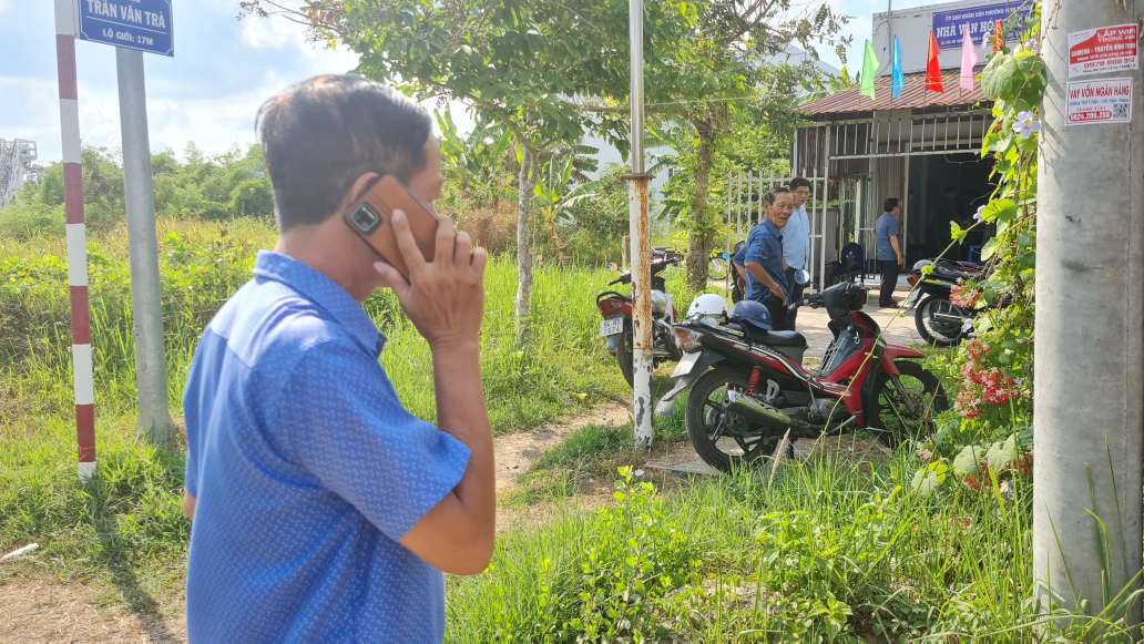 Người dân gọi người dân làm thủ tục giấy tờ tại khóm 4, phường Vĩnh Trạch, Cà Mau sáng ngày 18.4. Ảnh: Nhật Hồ.