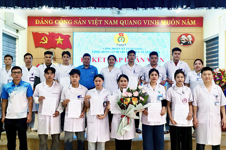 12 đoàn viên Trung tâm Y tế Mường Ảng, tỉnh Điện Biên vừa được kết nạp. Ảnh: Quang Đạt