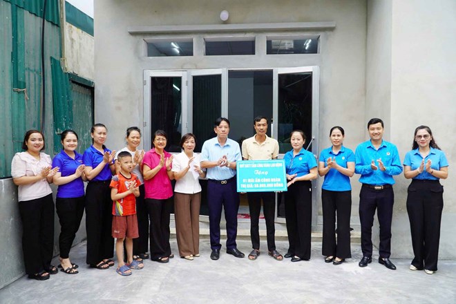 Lãnh đạo LĐLĐ tỉnh Điện Biên trao tặng kinh phí hỗ trợ xây dựng nhà ở “Mái ấm Công đoàn” cho gia đình đoàn viên vào năm 2025. Ảnh: Giang Nam