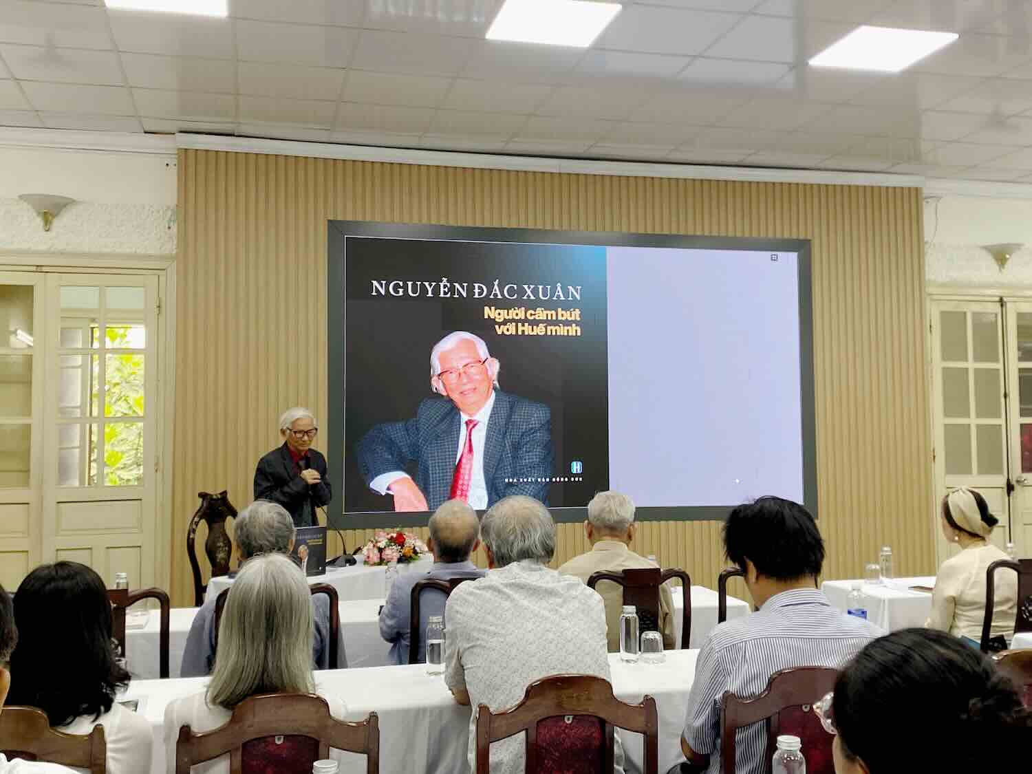 Buổi giới thiệu sách “Người cầm bút với Huế mình” của nhà nghiên cứu Nguyễn Đắc Xuân. Ảnh: Tố Nguyên.