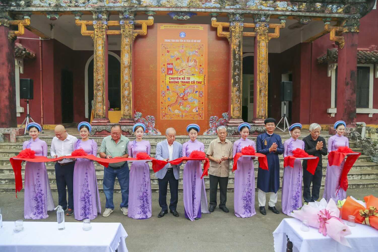 Khai mạc triển lãm “Chuyện kể từ những trang sách cổ”. Ảnh: Thế Trung.