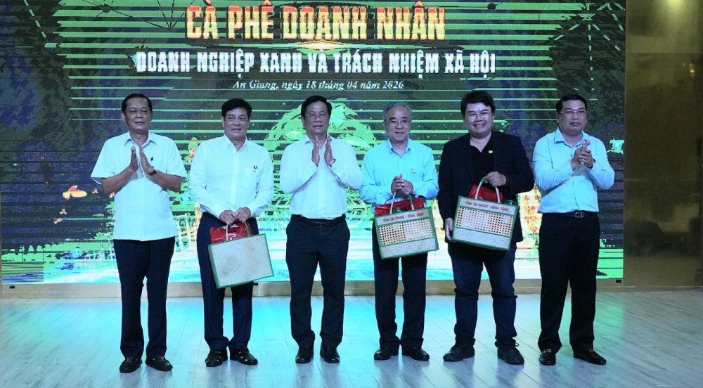 Lãnh đạo UBND tỉnh An Giang tặng quà cho đại diện Hiệp hội doanh nghiệp TPHCM tại buổi đối thoại. Ảnh: Nam Phương