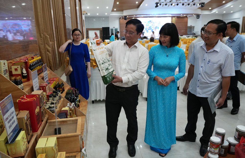 アンザン省の「企業家カフェ」プログラムのテーマは「グリーンビジネスと社会的責任の開発を目指して」です。写真:ナム・フォン