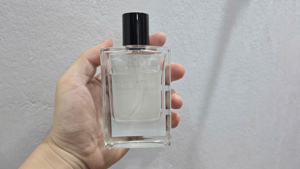 Choosing a suitable perfume scent will help guys feel more confident in the summer. Photo: Tuan Dat