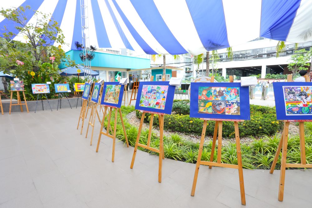 Các tác phẩm nghệ thuật được trưng bày tại triển lãm. Ảnh: Minh Châu