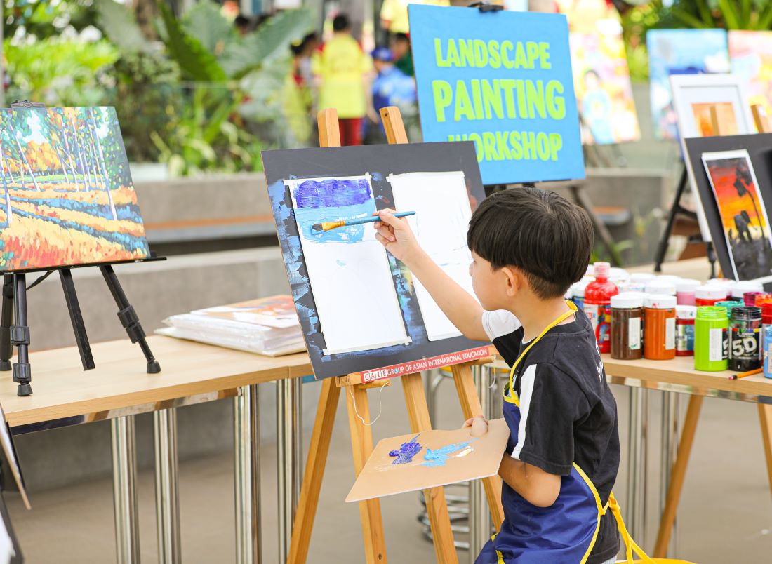 Los estudiantes experimentan actividades creativas artísticas al visitar la exposición. Foto: Minh Châu