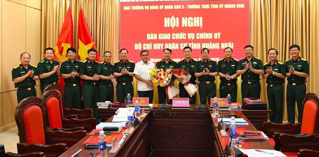 Lãnh đạo tỉnh, Quân khu 5 và Bộ Chỉ huy quân sự tỉnh Quảng Ngãi chúc mừng Đại tá Võ Tấn Tài và Đại tá Mai Kim Bình. Ảnh: Trọng Quốc