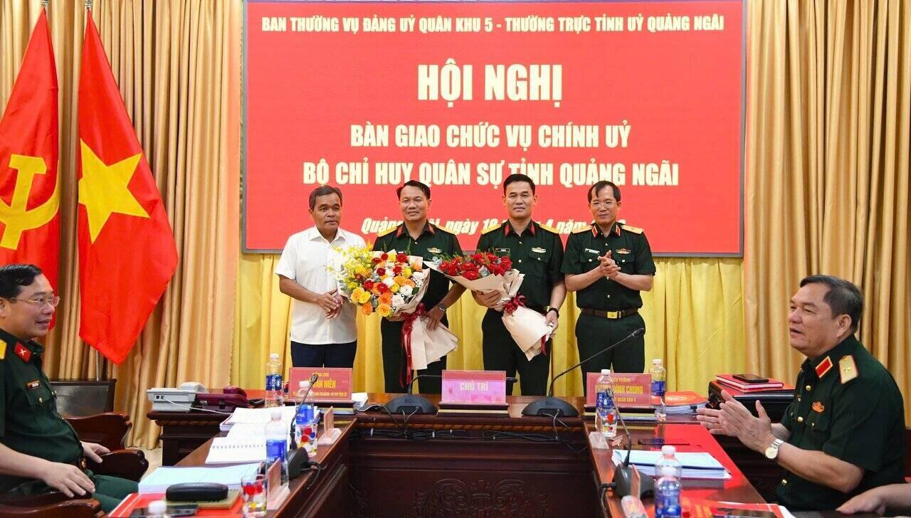Mr. Ho Van Nien - Member of the Party Central Committee, Secretary of the Provincial Party Committee, Secretary of the Military Party Committee of Quang Ngai province and Major General Luong Dinh Chung - Secretary of the Party Committee, Political Commissar of Military Region 5 presented flowers to congratulate Colonel Vo Tan Tai and Colonel Mai Kim Binh. Photo: Trong Quoc