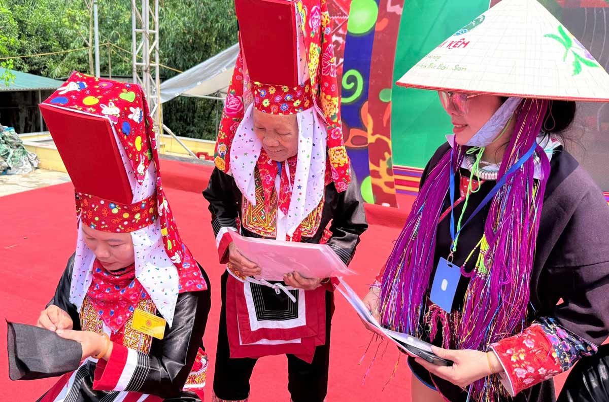 Dao women embroider traditional costumes showing cultural colors at the Khoi Kem Festival. Photo: E-Portal of Duong Hoa commune