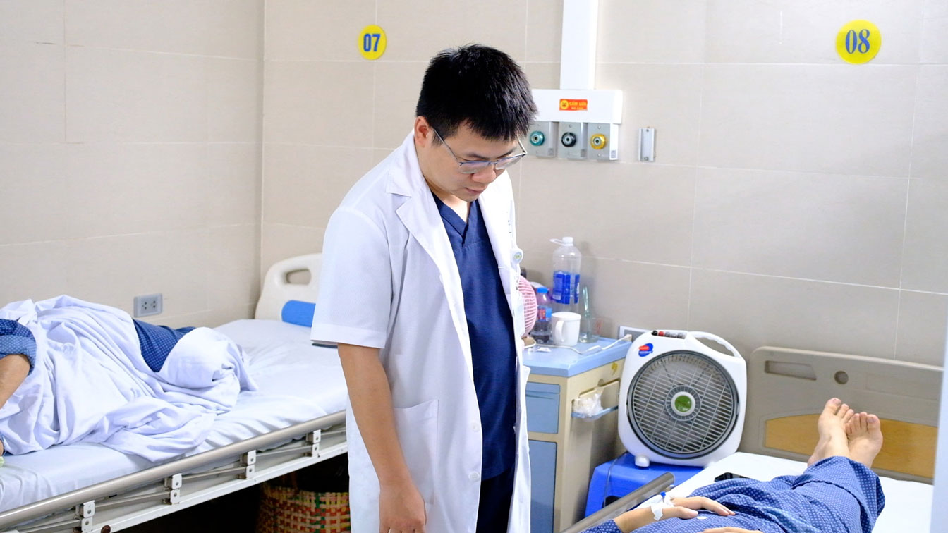 thăm khám cho bệnh nhân. Ảnh: Mỹ Ly