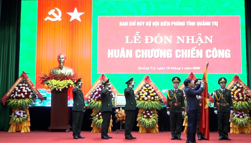 Quang Tri Border Guard receives the First-class Military Exploit Medal. Photo: Quang Tri Border Guard