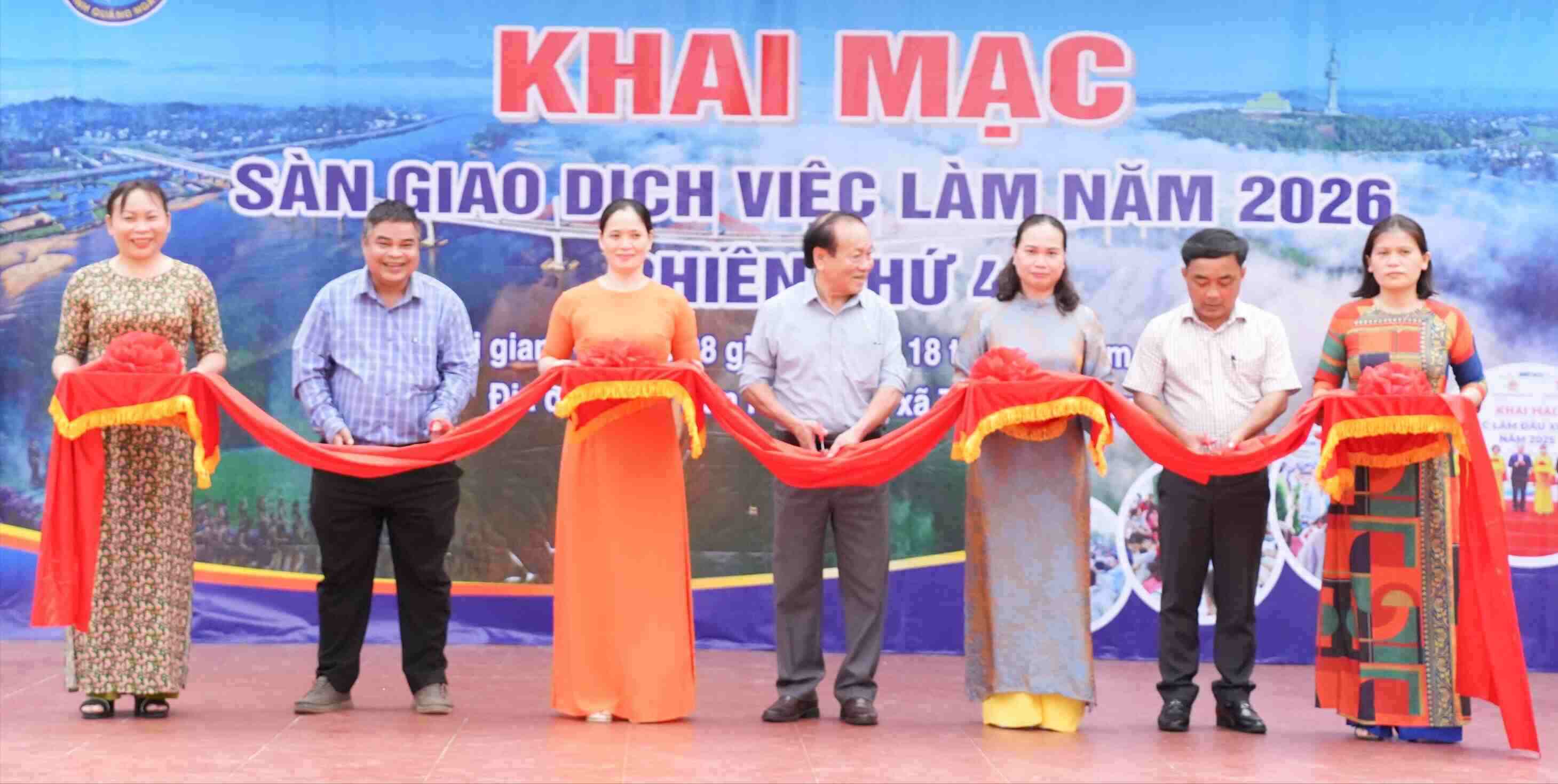 Líderes del Centro de Servicios de Empleo de la provincia de Quảng Ngãi y la comuna de Tây Trà Bồng cortan la cinta para inaugurar la feria de empleo. Foto: Hồng Thúy