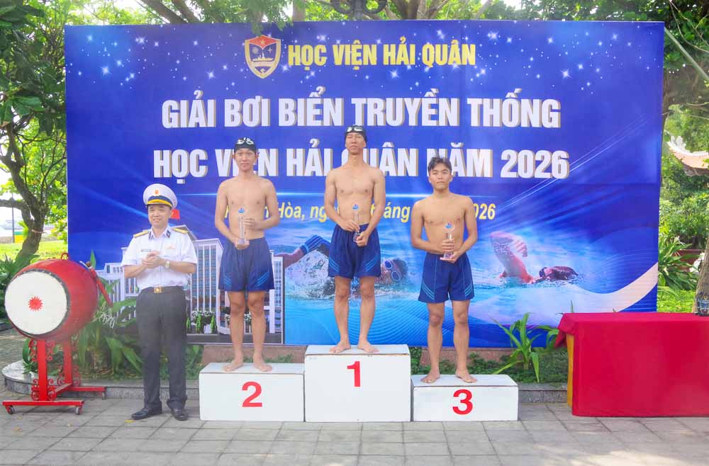 Đại tá Nguyễn Đình Giảng, trao cúp cho 3 tập thể đạt thành tích xuất sắc.