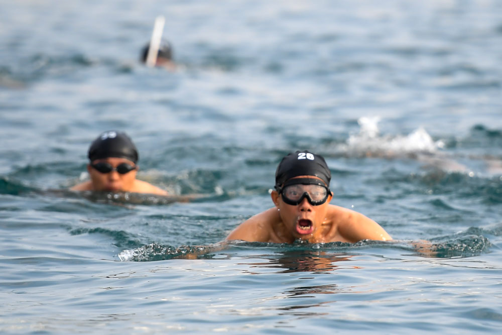 Les athlètes participant à la distance de 1000 m nagent pour sprinter jusqu'à la ligne d'arrivée. Photo: Huy Tứ