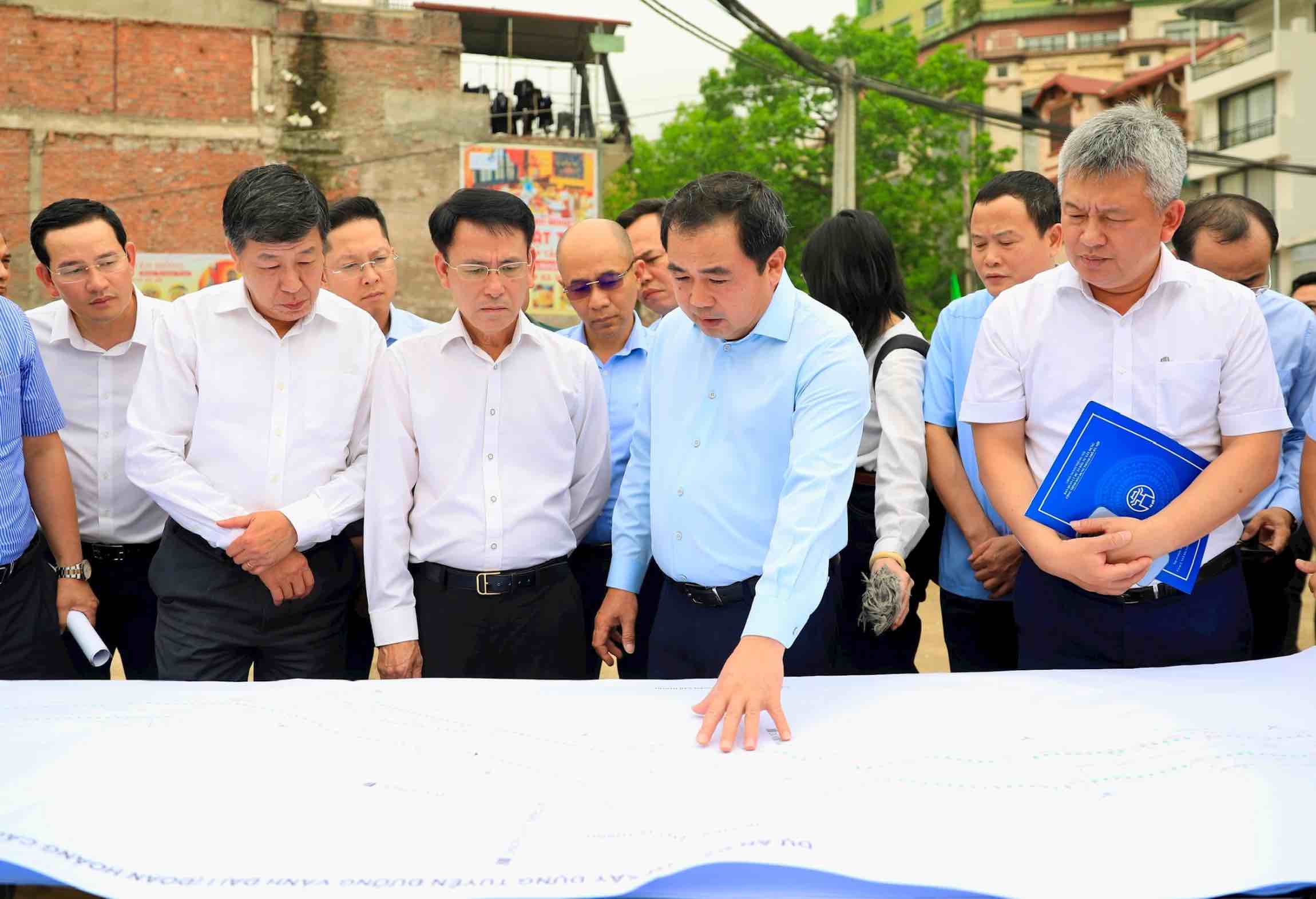Hanoi Party Secretary Tran Duc Thang and members of the delegation inspect the progress of the Ring Road 1 project (Hoang Cau - Voi Phuc section). Photo: Quang Thai