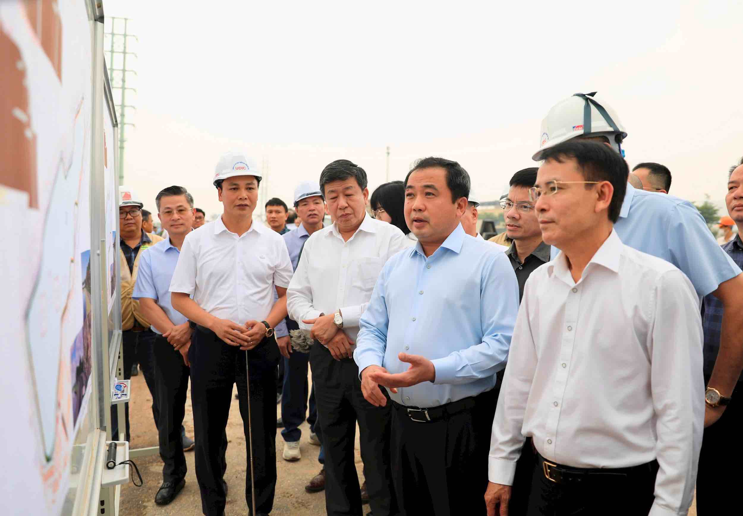 Bí thư Thành ủy Hà Nội Trần Đức Thắng kiểm tra tiến độ dự án hồ điều hòa Yên Nghĩa 1. Ảnh: Quang Thái