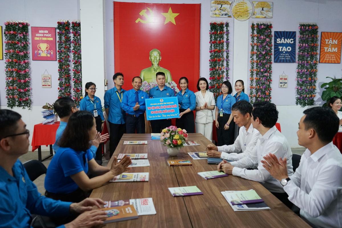 Đại diện lãnh đạo Ủy ban MTTQ tỉnh Thanh Hóa, LĐLĐ tỉnh trao tặng sách tại không gian văn hóa công nhân của Công đoàn Công ty Giày Rollsport Việt Nam. Ảnh: Quách Du