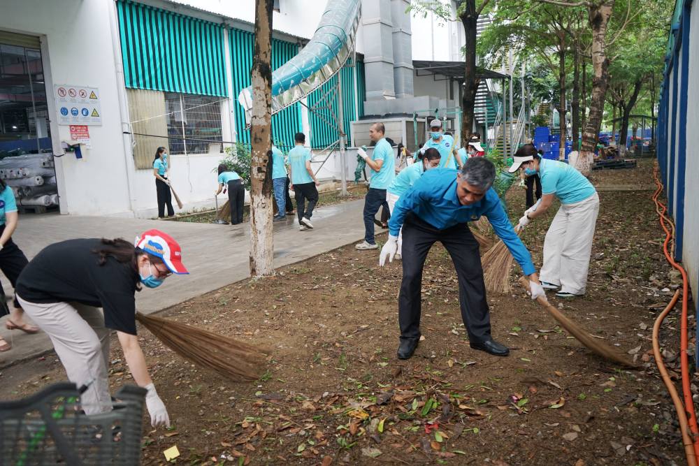 Ra quân dọn vệ sinh sau lễ phát động. Ảnh: Quách Du