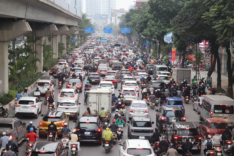 Nghịch lý hạ tầng: Phương tiện tăng 5%, quỹ đất chỉ nhích 0,3% - Hà Nội bao giờ hết ùn tắc?. Ảnh: Việt Anh