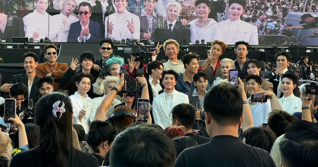 The "Hello Brothers" cast appeared to take photos with the audience. Photo: DI PY.