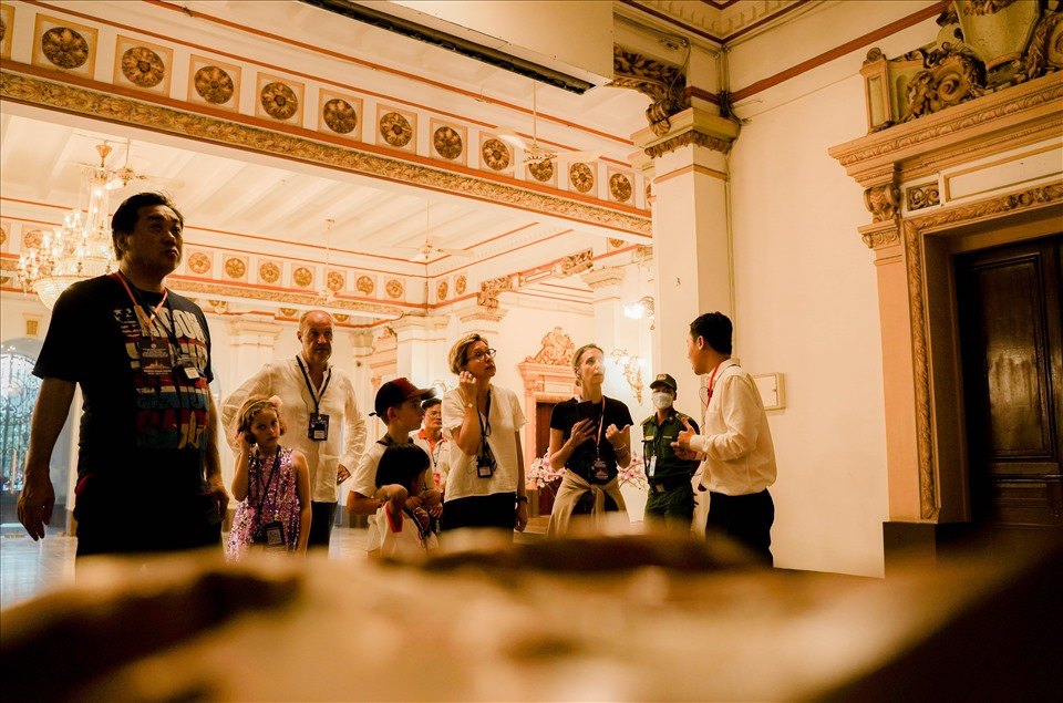 Đoàn du khách tham quan Trụ sở HĐND, UBND TPHCM.  Ảnh: Phương Ngân