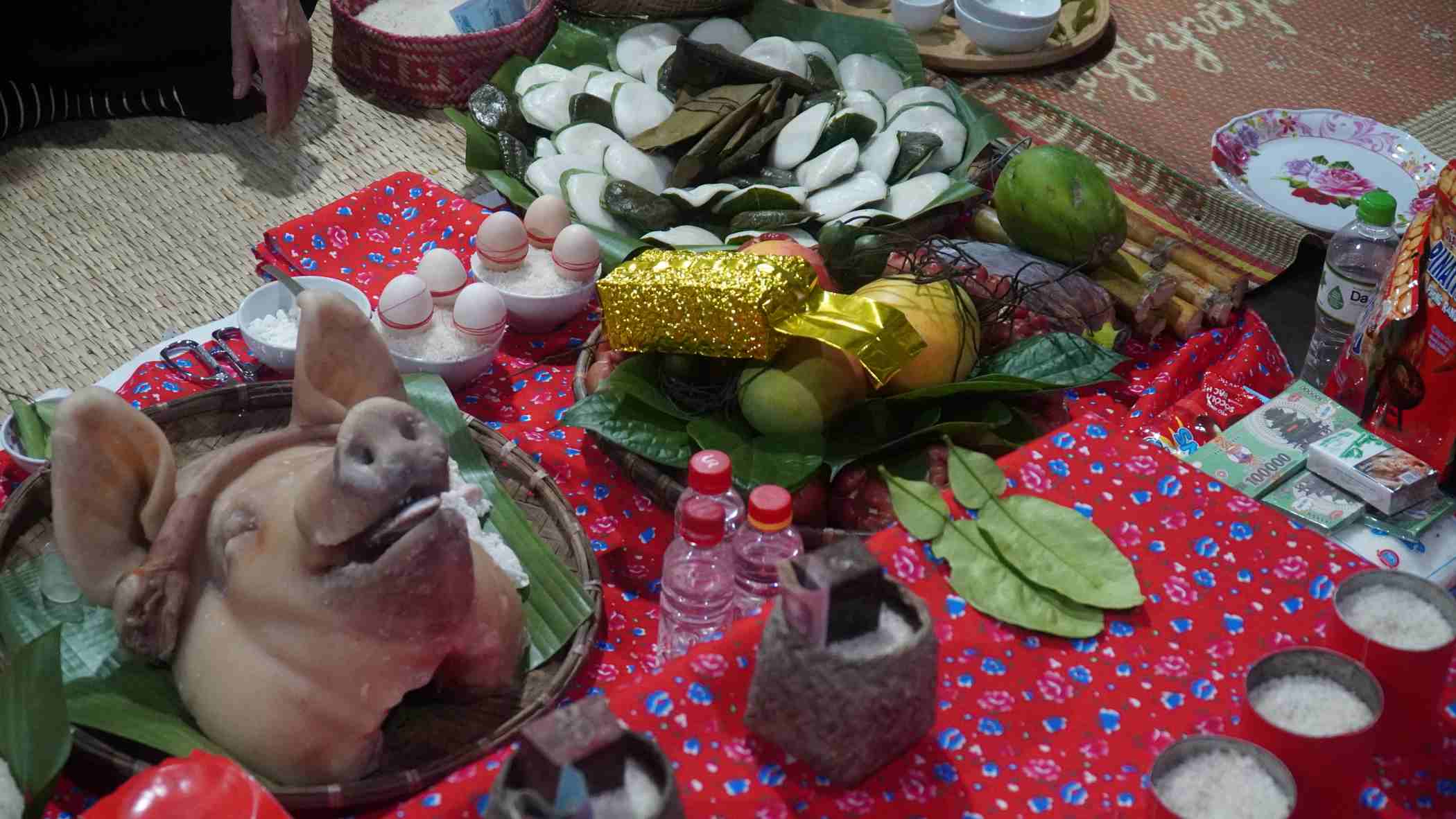 Các lễ vật được chu đáo chuẩn bị cho nghi thức lễ bái. Ảnh: Minh Vũ