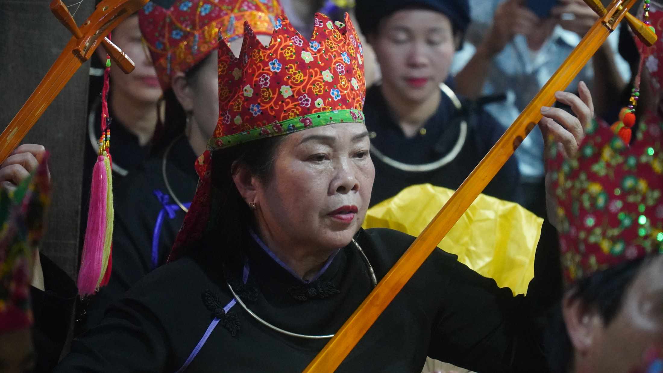 Các bà Then diễn xướng cùng cây đàn tính. Ảnh: Minh Vũ