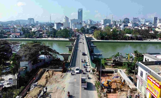 The expansion of Vy Da bridge across the Nhu Y River in Hue is being implemented slowly, causing public outrage. Photo: Nguyen Luan