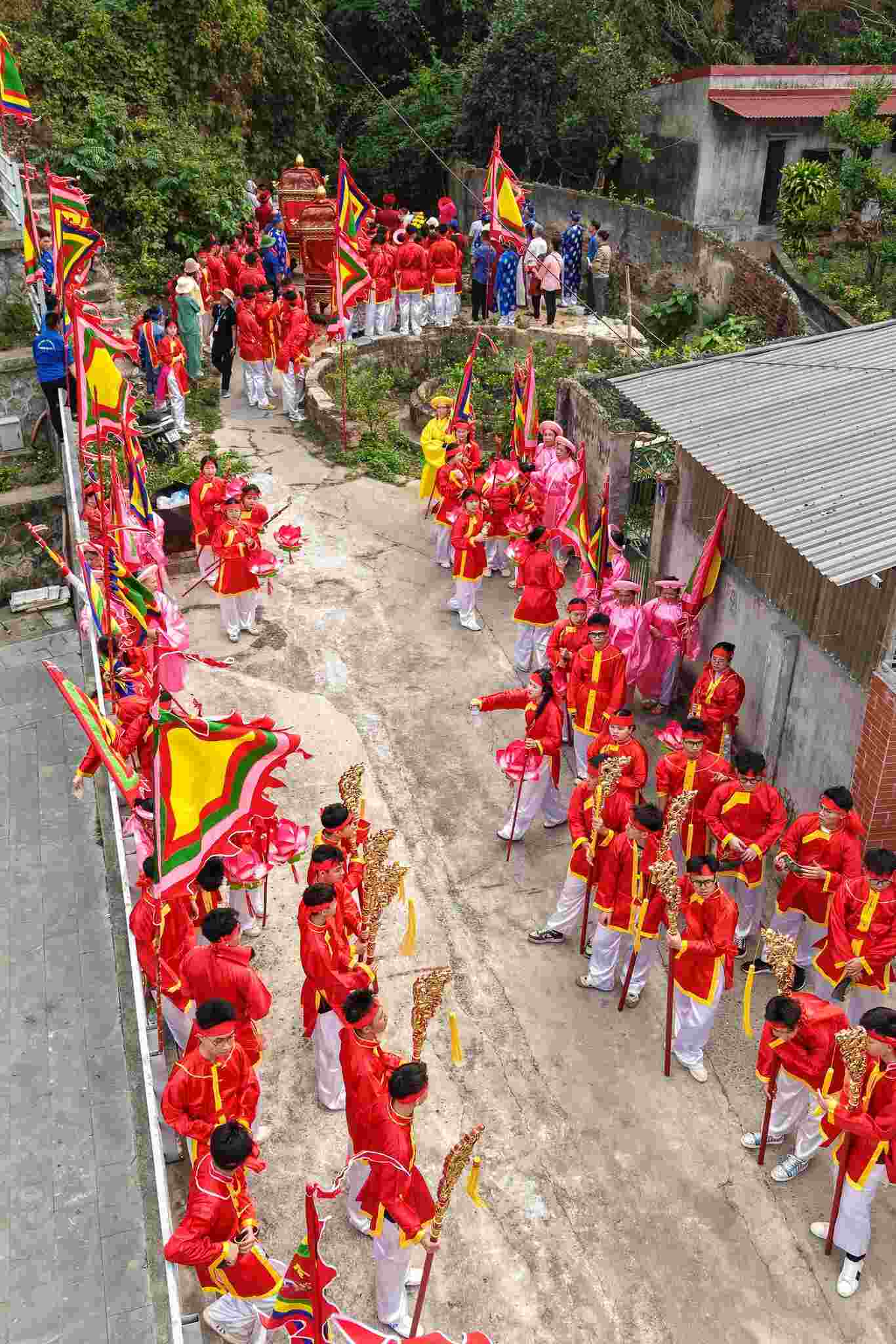 Hàng trăm người dự lễ hội đền Mẫu Vừng. Ảnh: Phường Đồ Sơn