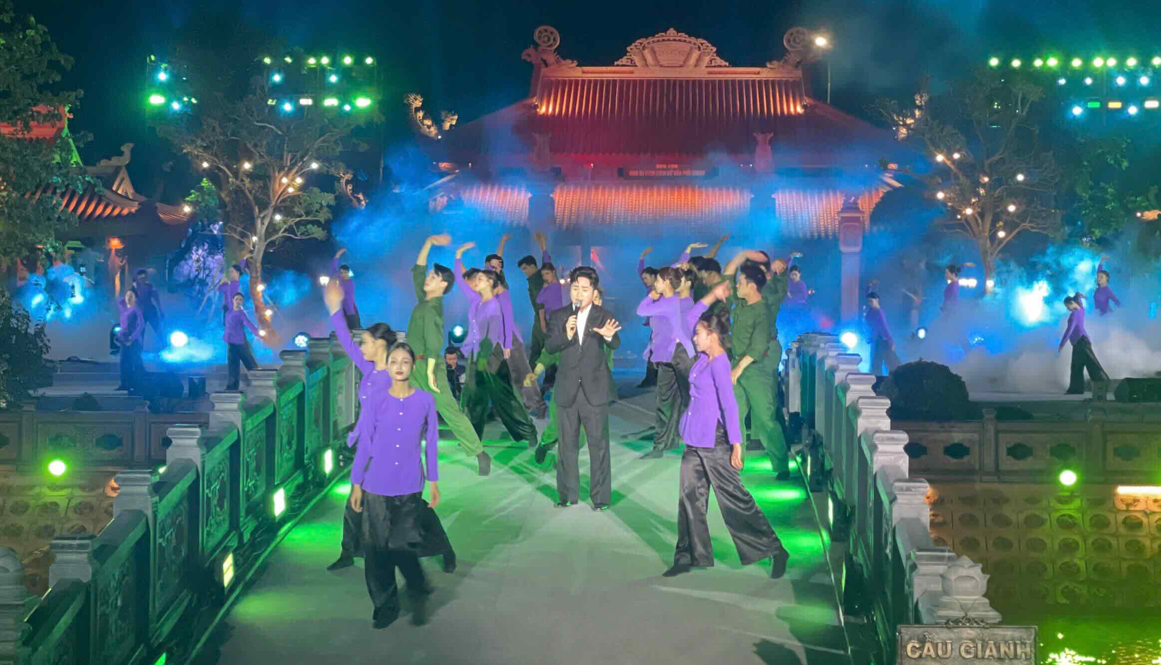 Chương trình chính luận nghệ thuật diễn ra vào đêm 18.4. Ảnh: Thanh Trung