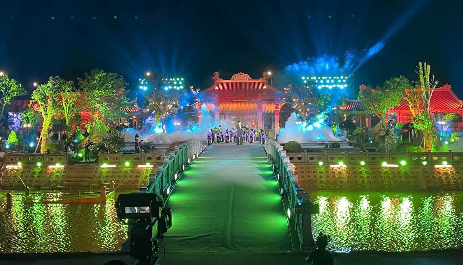 Political art program recreating the victory on the Gianh River. Photo: Thanh Trung