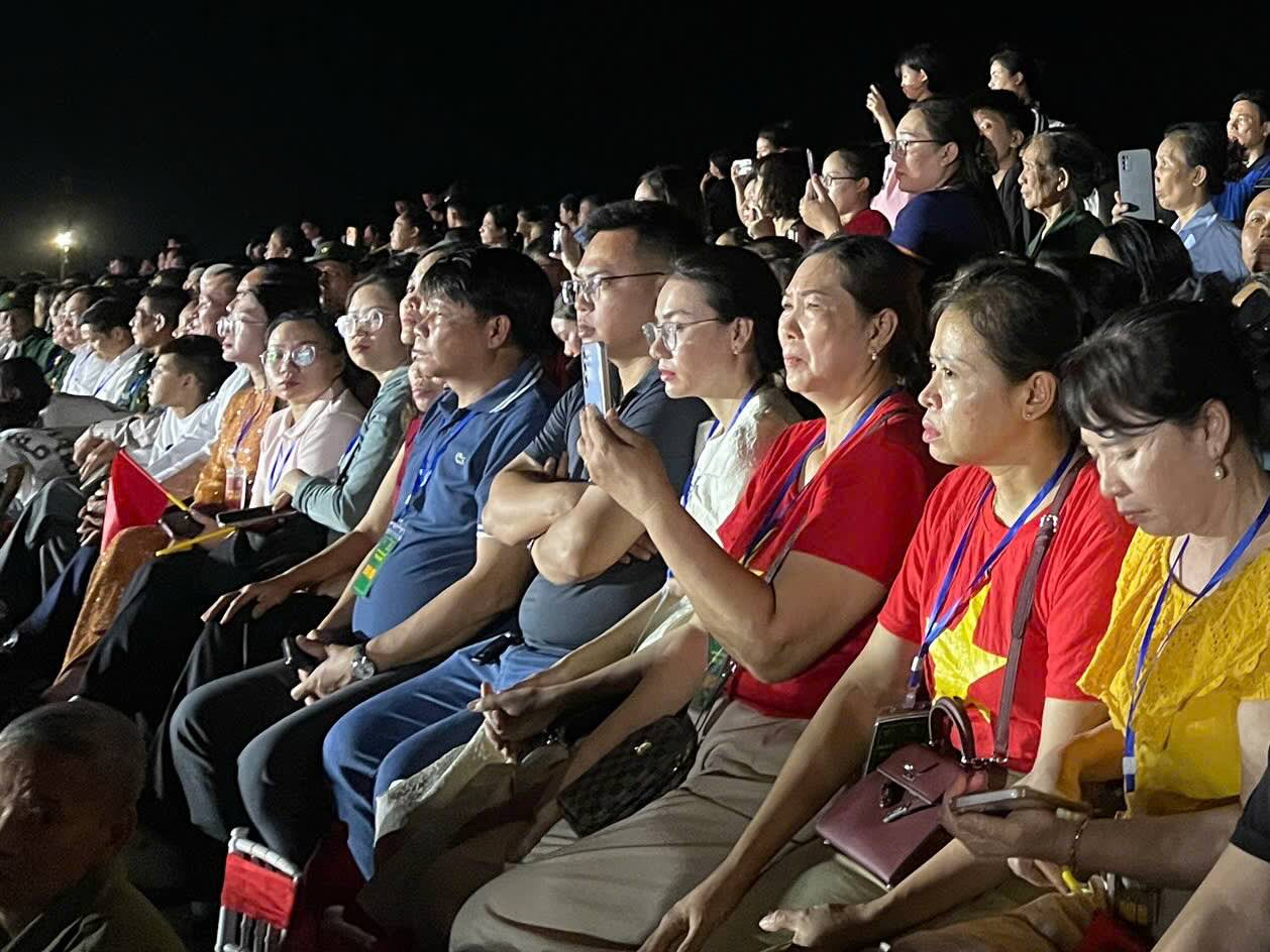 Rất đông người dân đến theo dõi chương trình. Ảnh: Thanh Trung