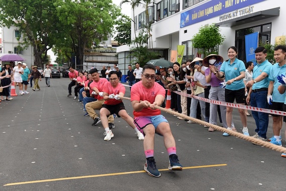 Union members and workers participate in competitions at the Health Festival organized by the Vietnam Textile and Garment Union. Photo: Grassroots Trade Union
