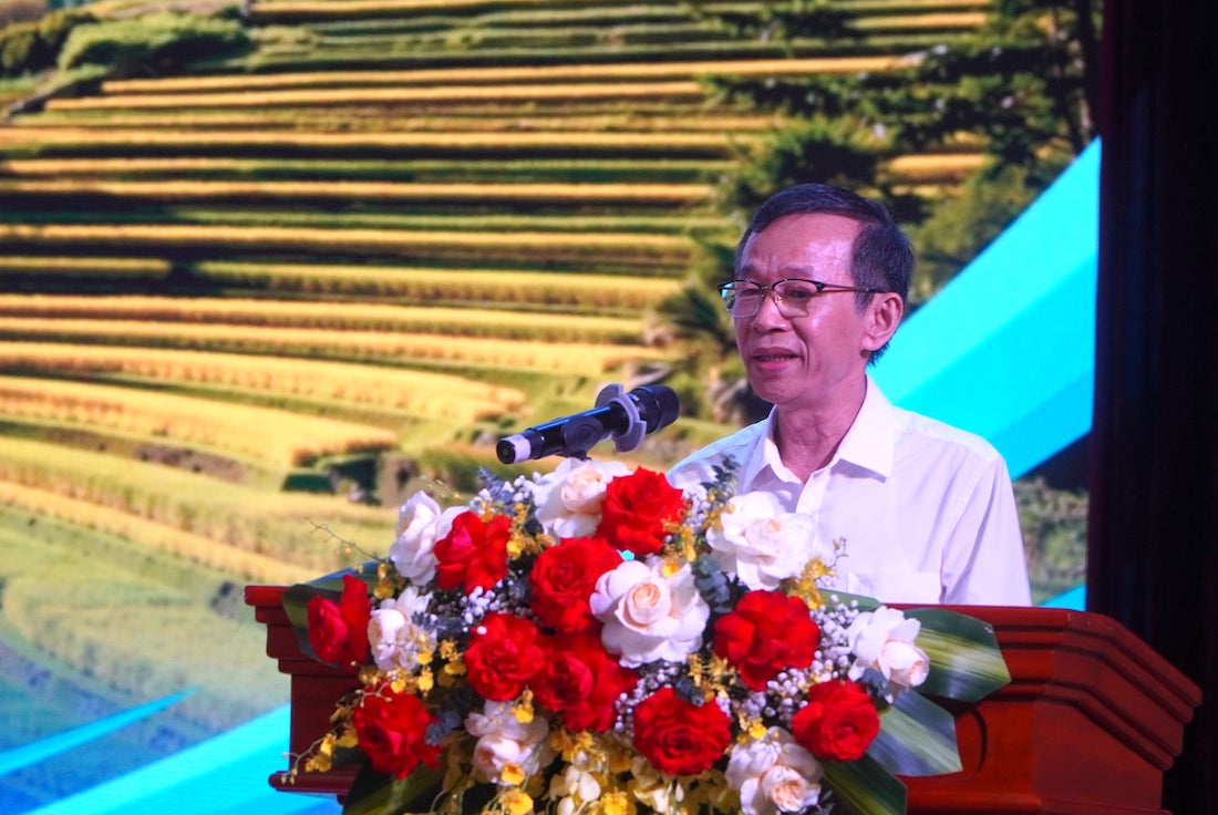 PGS.TS Nguyễn Đức Sơn cũng bày tỏ mong muốn, mỗi sinh viên hãy giữ bản sắc của mình nhưng đồng thời biết gắn kết với mọi người, cùng hướng tới tương lai tốt đẹp hơn.  Tại chương trình, 16 sinh viên vùng khó khăn được nhận hỗ trợ từ Quỹ đồng hành với học sinh, sinh viên vùng khó khăn của Trường Đại học Sư phạm Hà Nội.    GS.TS Nguyễn Văn Minh – Chủ tịch hội đồng Quỹ đồng hành với học sinh, sinh viên vùng khó khăn Trường Đại học Sư phạm Hà Nội. Ảnh: Tường Vân