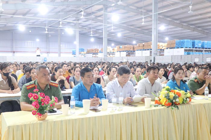 労働法宣伝会議の様子。組合員、労働者のための治安維持、ネットワークセキュリティ活動。写真:クアン・ダット