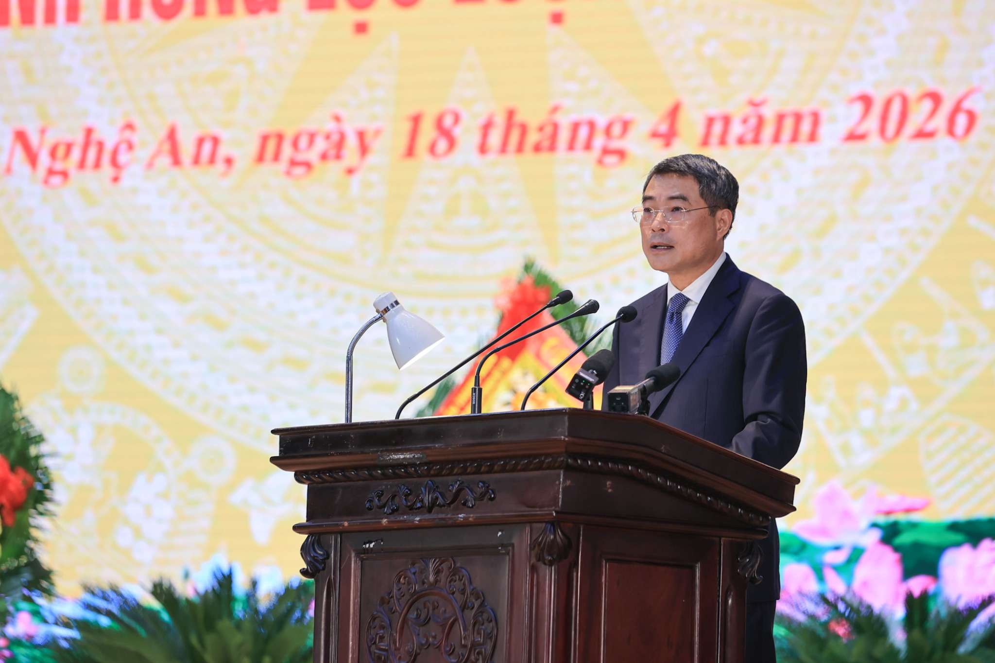 Prime Minister Le Minh Hung speaks at the ceremony to receive the title of Hero of the People's Armed Forces of Military Region 4. Photo: baochinhphu. vn