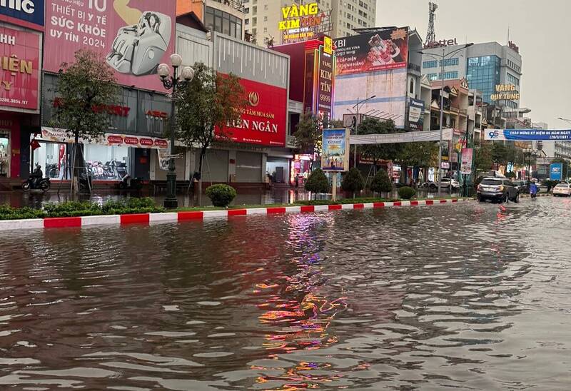 Rainstorms on April 17 caused deep flooding in many areas in the center of Thai Nguyen. Photo: Thanh Hoa