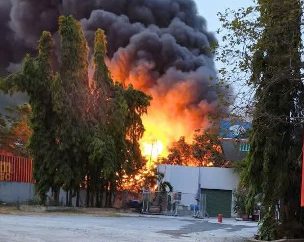 호치민시 탄히엡동 주유소 근처 공장 화재 진압. 사진: 독자 제공