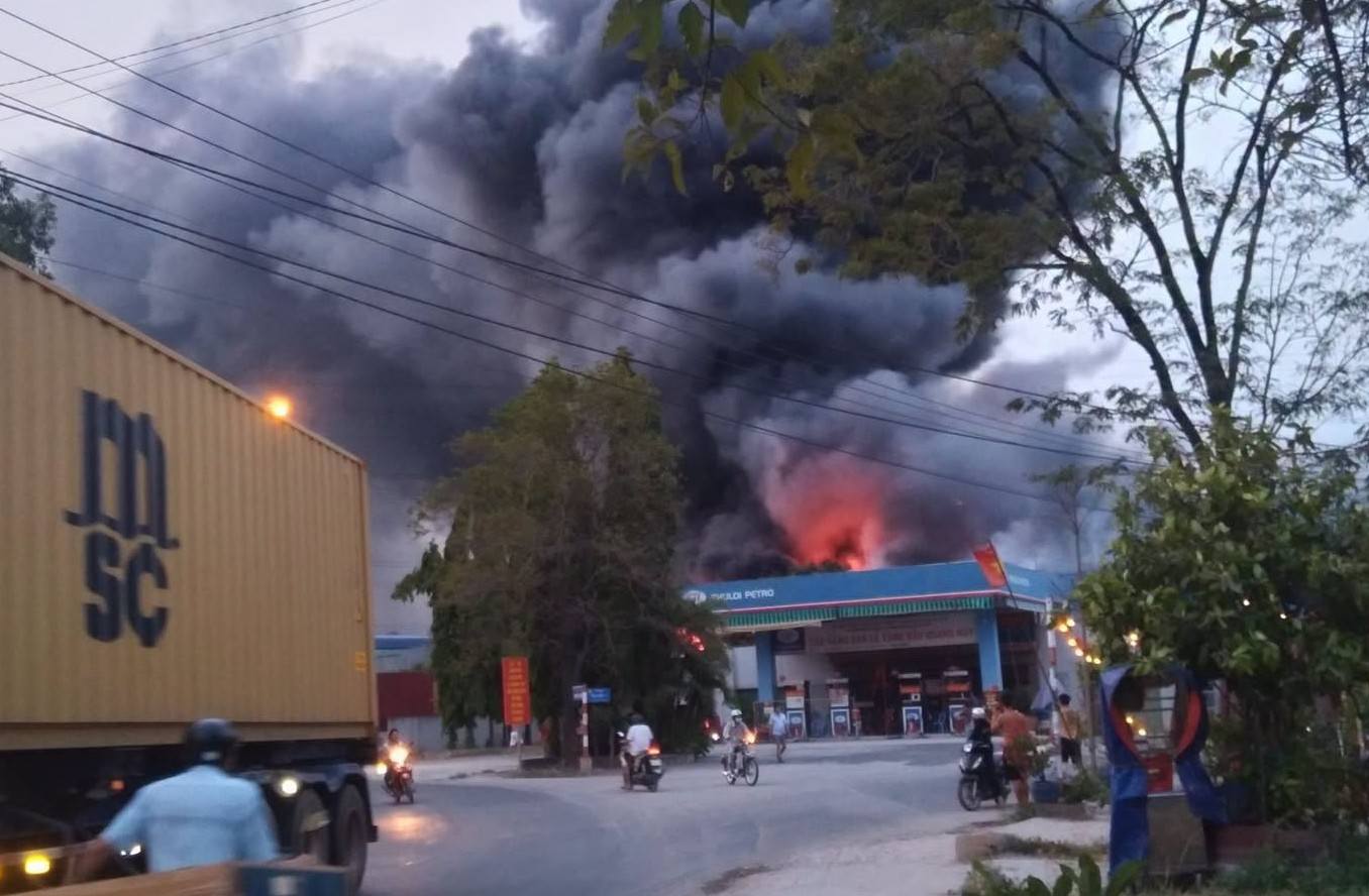 Đám cháy nhà xưởng xảy ra ở gần xây xăng tại phường Tân Hiệp, TPHCM. Ảnh: Bạn đọc cung cấp