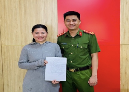 Chị Nguyễn Thị Xuân nhận lại số tiền đã chuyển nhầm cho người đàn ông ở Lai Châu. Ảnh: Công an tỉnh Nghệ An