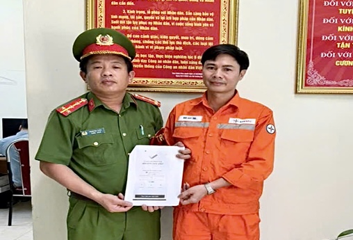 Mr. Dao Duy Thai came to the headquarters of Doan Ket Ward Police, Lai Chau province to return the mistakenly transferred money. Photo: Lai Chau Provincial Police