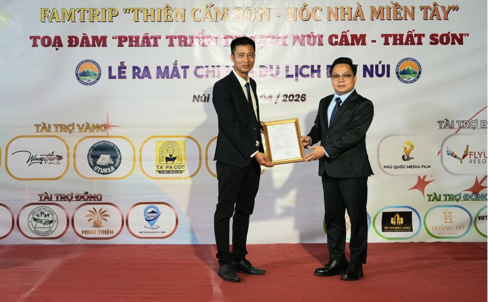 Ông Nguyễn Vũ Khắc Huy (phải) - Chủ tịch Hiệp hội Du lịch tỉnh trao Quyết định thành lập Chi Hội Du lịch Bảy Núi. Ảnh: Nam Phương