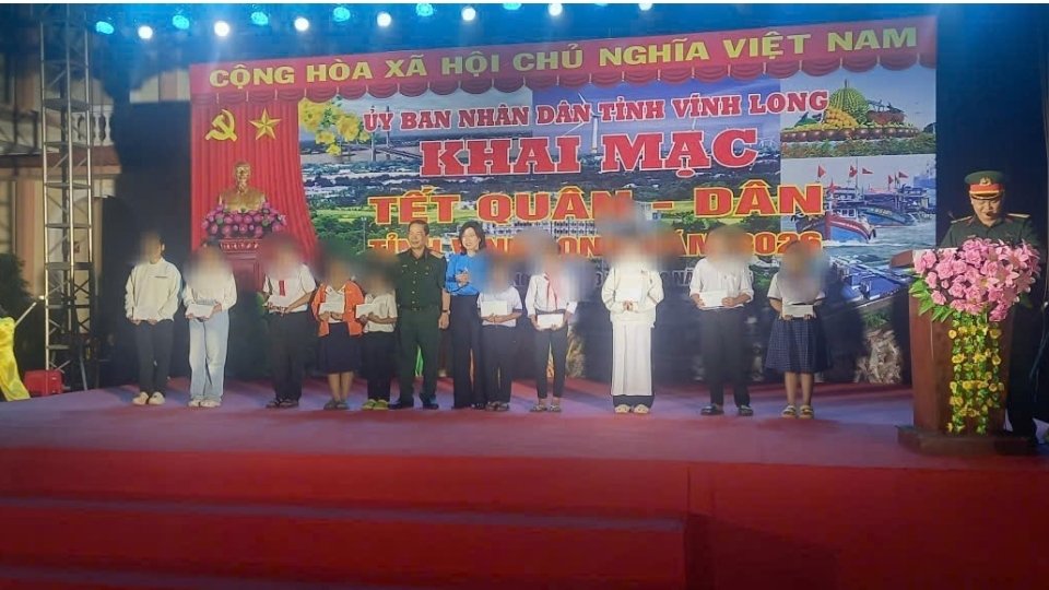 Trao quà cho con em công nhân, người lao động nhân dịp Tết Quân dân, góp phần lan tỏa nghĩa tình và động viên các em vượt khó học tốt. Ảnh: Hoàng Lộc