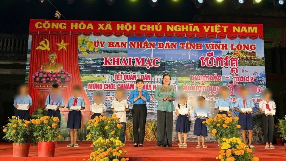 Children of workers excitedly receive gifts from the Military-Civilian Tet program. Photo: Hoang Loc