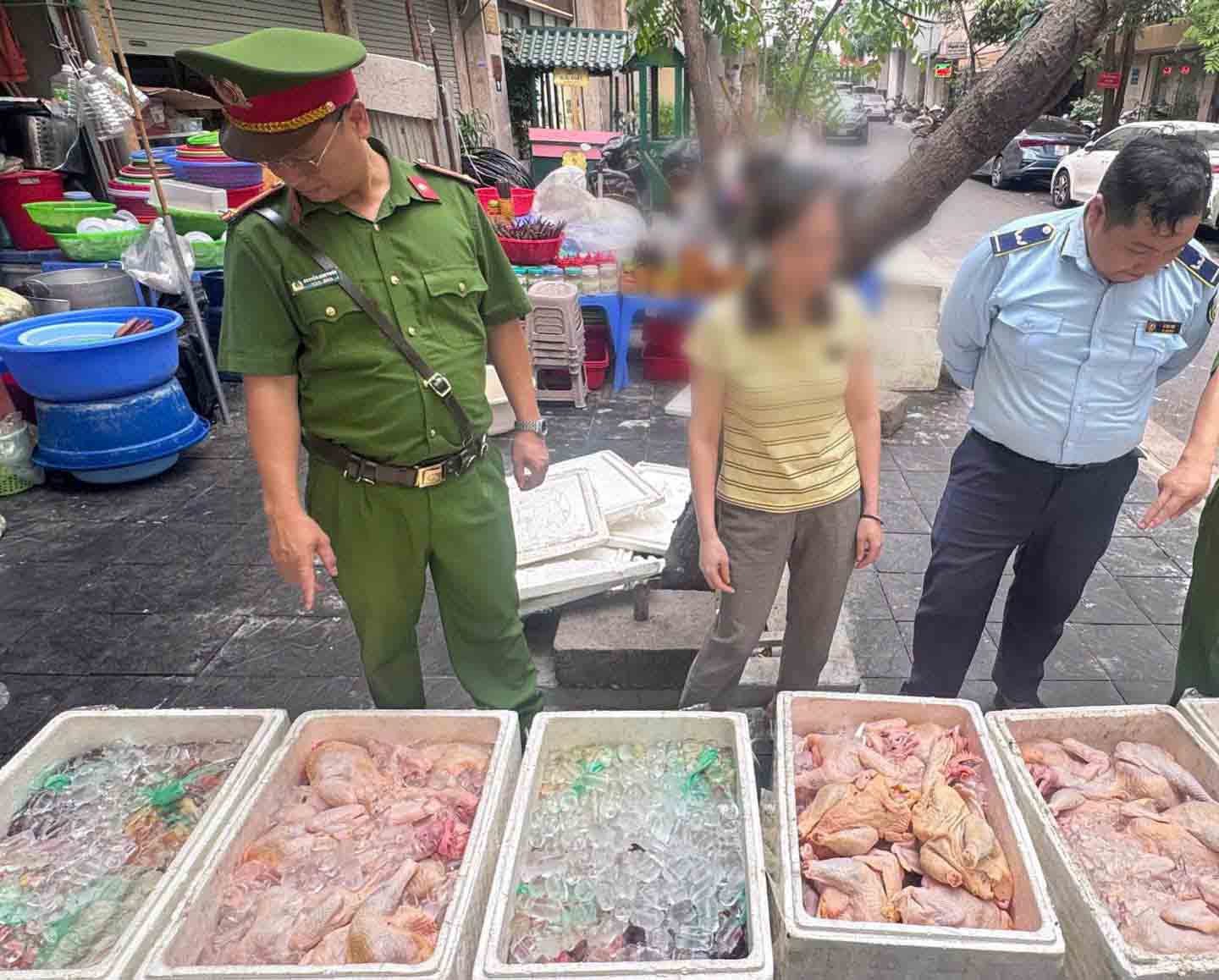 Lực lượng chức năng kiểm tra quán phở gà 28 Võ Chí Công (phường Tây Hồ). Ảnh: Công an TP Hà Nội 