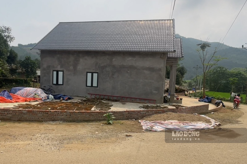 Ngôi nhà mới khang trang được xây dựng sau khi đường hoàn thành. Ảnh: Đinh Đại