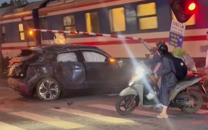 The moment a car was deformed by a train in Hanoi