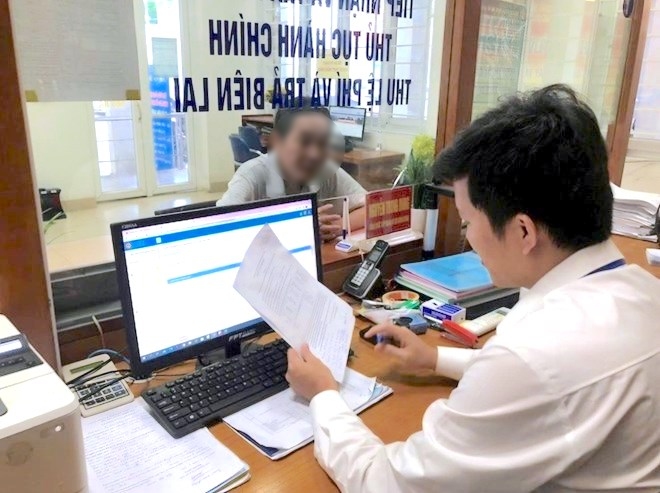 Thông tin về lương cơ sở nhận được nhiều sự quan tâm của cán bộ, công chức, viên chức. Ảnh: Hương Nha