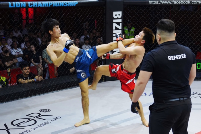 Ngọc Phú (xanh) đả bại Thành Nam. Ảnh: MMA